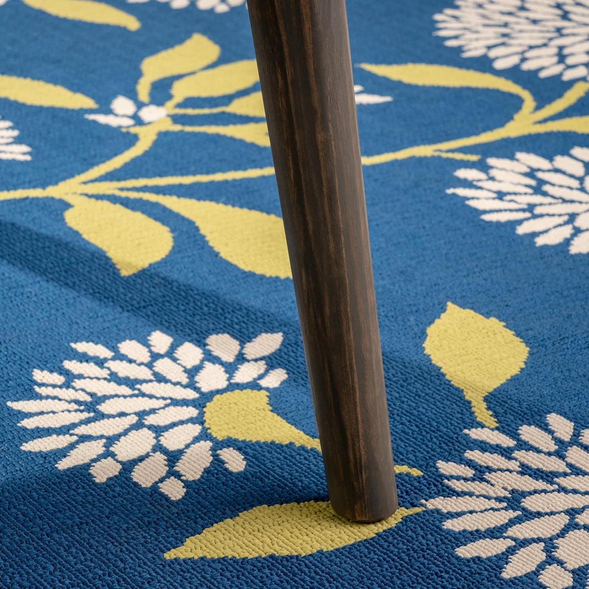 Acacia Wood Round Dining Table U612728